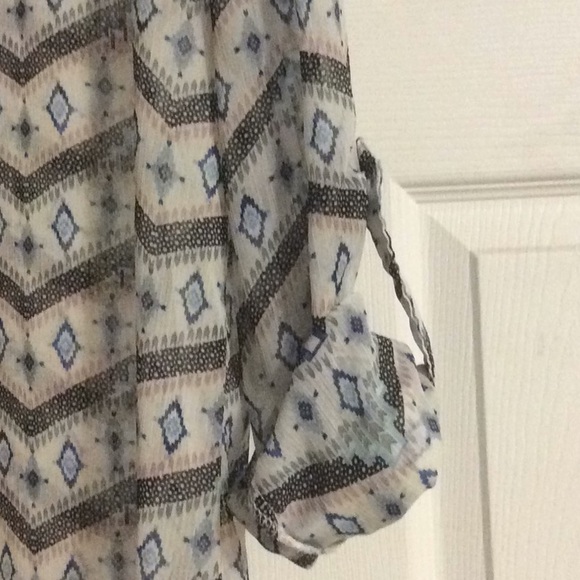 Aztec looking thin blouse - Picture 3 of 3